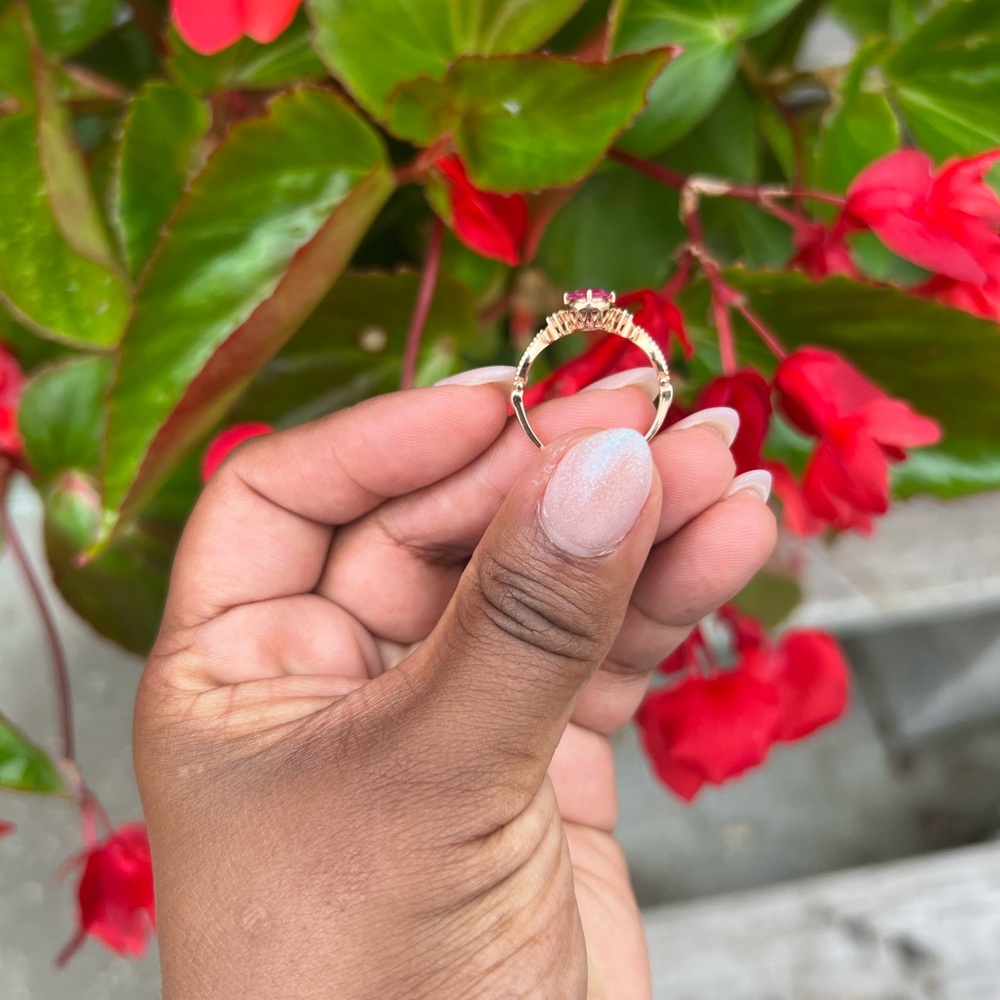 Elegant Pink Gemstone Ring - Picture 2 of 11